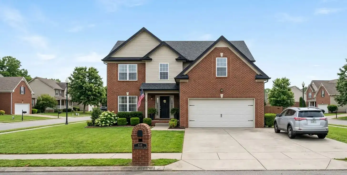 La Vergne Tennessee residential neighbourhood home with garage door